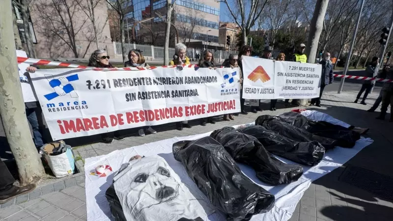 04/03/2023. Varias personas en una protesta por los fallecimientos de mayores durante la pandemia, a 2 de marzo de 2023, en Madrid.