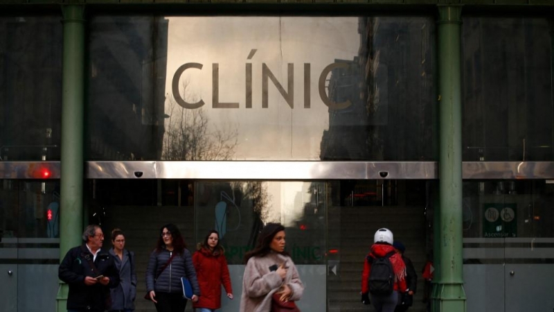 Fotografía de la entrada del Hospital Clínic de Barcelona.