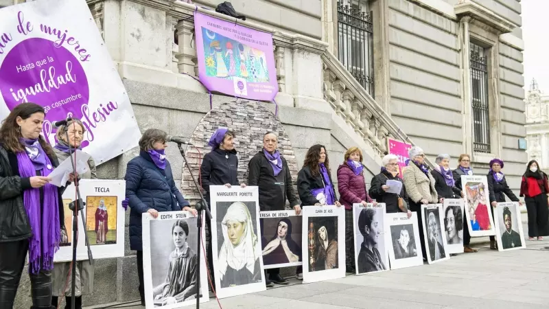 Concentración de la plataforma 'Revuelta de mujeres en la iglesia' ante la catedral de La Almudena, de Madrid, bajo el lema 'Caminamos juntas por la igualdad y la solidaridad en la Iglesia' . EFE/Víctor Lerena