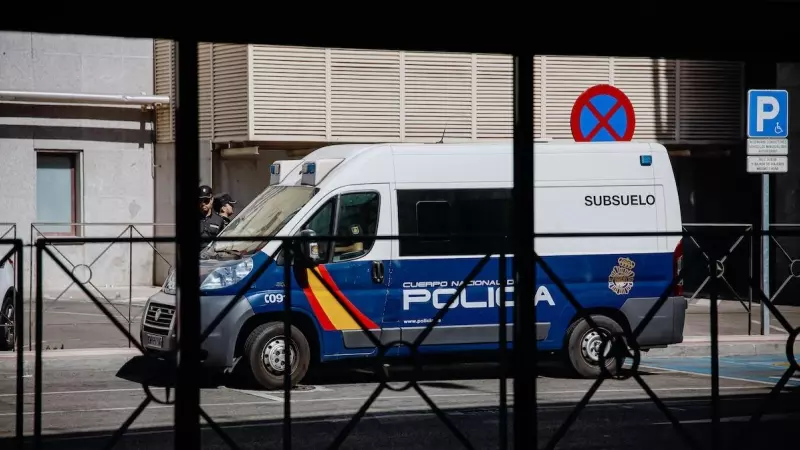 Un vehículo de la Policía Nacional un día antes del inicio de la cumbre de la OTAN en Madrid, en el aeropuerto Adolfo Suárez Madrid Barajas, a 27 de junio de 2022, en Madrid.