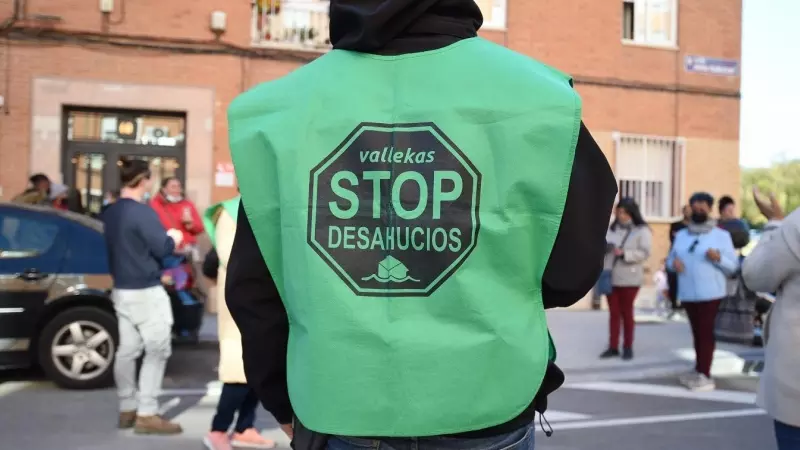 Un activista de STOP Desahucios acude a una protesta el desalojo de una familia de su vivienda, en Madrid. E.P./Gustavo Valiente