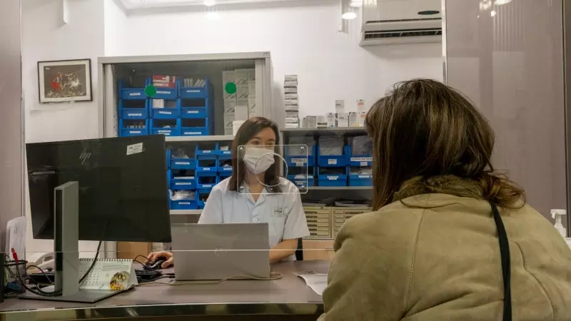 Una trabajadora del Hospital Clínic de Barcelona atiende a una paciente en el punto de consulta.