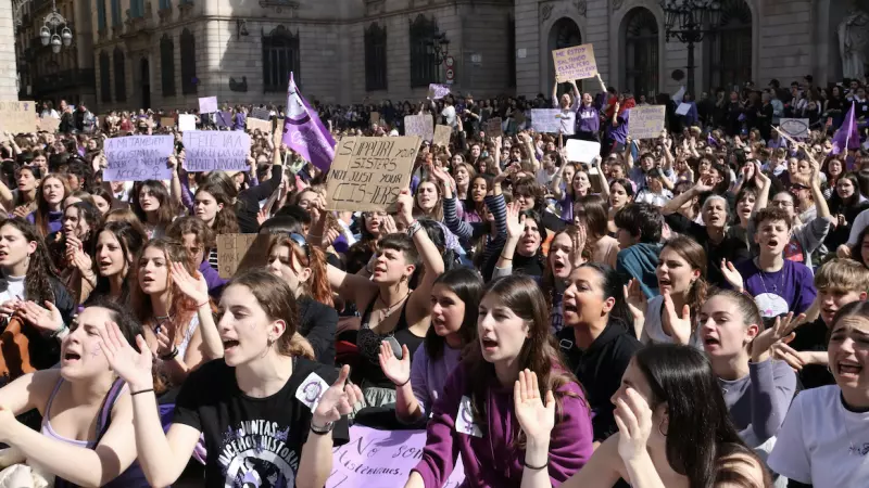 8-3-2023 Milers de feministes a la plaça Sant Jaume de Barcelona