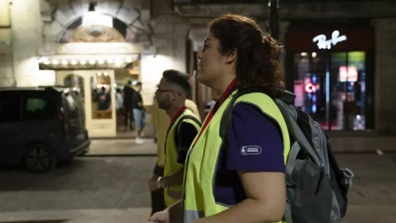 Una pareja de agentes cívicos que informan sobre la regulación turística en el centro de Barcelona.