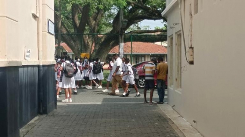 Niños uniformados yendo al colegio.
