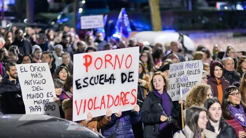 Cientos de personas protestan con carteles durante el 8M en Guadalajara, Castilla La-Mancha (España).
