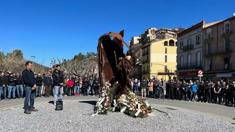 Ofrena floral i minut de silenci aquest divendres davant del Monument al miner de Súria en record a les tres víctimes.