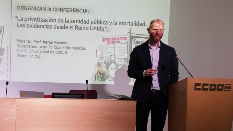 El profesor Aaron Reeves, de la Universidad de Oxford, en la presentación del estudio en la sede regional de CCOO de Andalucía.