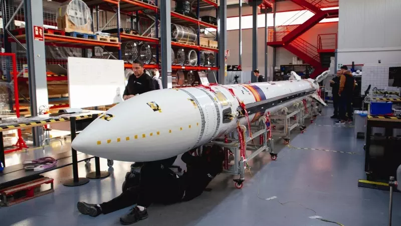 El microlanzador suborbital español 'Miura 1' en la sede de la empresa fabricante PLD Space antes de transportarlo a la plataforma de lanzamiento, en Elche.