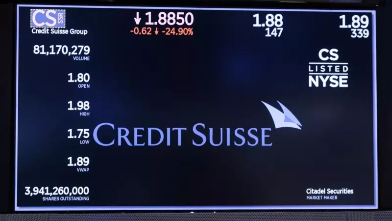 Una pantalla en el patio de negociación de la Bolsa de Nuva York (NYSE, por su siglas en inglés), en Wall Street, con información sobre la cotización de Credit Suisse. EFE/EPA/JUSTIN LANE