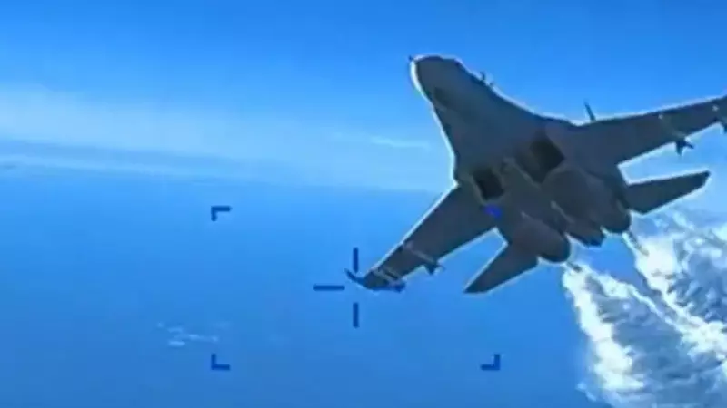 Imagen captada del vídeo divulgado por EEUU del incidente entre un dron suyo y un caza ruso en el mar Negro.