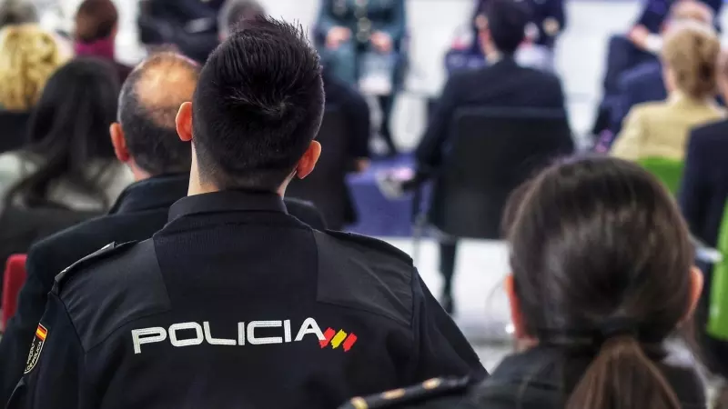 Varios agentes de Policía Nacional durante la inauguración de las III Jornadas sobre Mujer, Igualdad y Seguridad