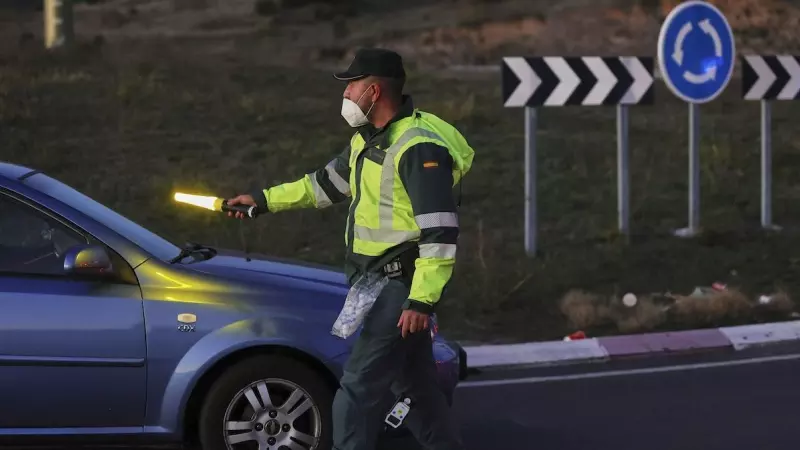 Un agente detiene a un coche durante un control de la Guardia Civil un día antes de la Operación de Nochevieja, en la carretera A-1, a 30 de diciembre de 2021, en Madrid.