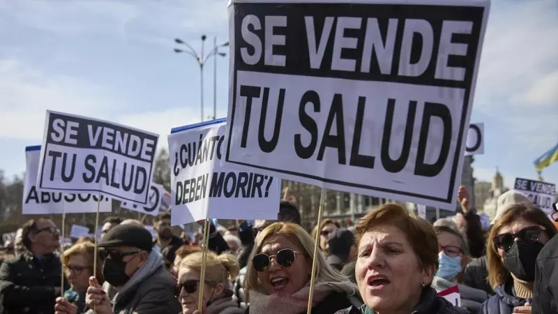 Miles de personas se manifiestan contra el desmantelamiento de la Sanidad Pública, en la protesta bajo el lema 'Madrid se levanta y exige una Sanidad pública', en la Plaza de Cibeles, a 12 de febrero de 2023, en Madrid (España).