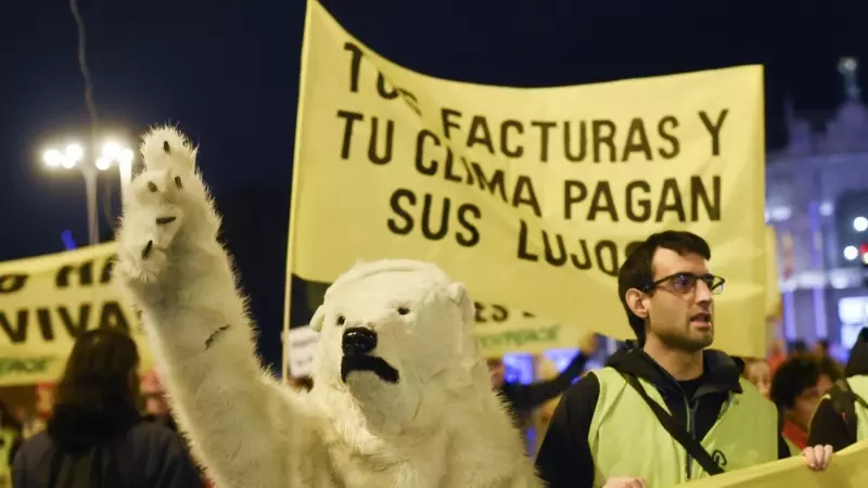 Bajo el lema ‘Justicia Climática y energética Ya. Exigimos Acción’, CCOO Madrid y Alianza por el Clima convorcaron una protesta el 12 de noviembre de 2022 en Madrid para reivindicar un cambio de modelo energético.