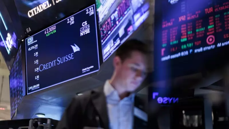 Una pantalla muestra información sobre el precio de las acciones de Credit Suisse en la Bolsa de Valores de Nueva York en Nueva York este 16 de marzo de 2023.