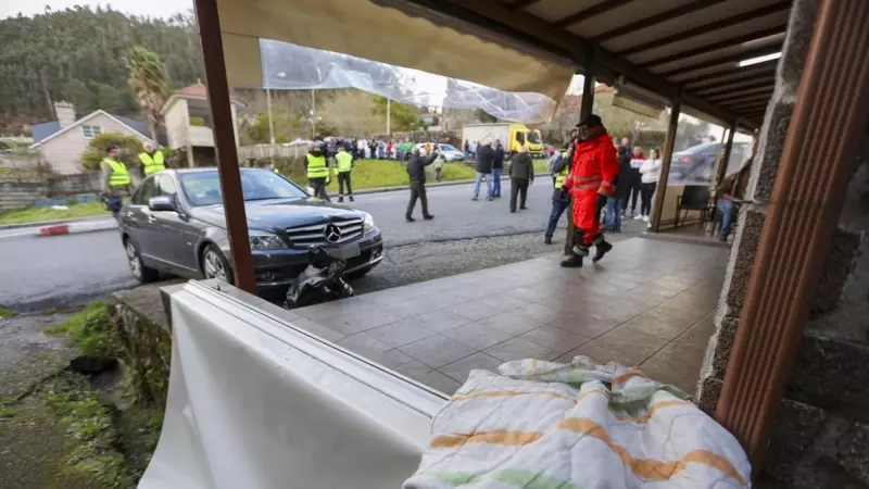 Vista del lugar en el que el conductor de un turismo ha atropellado este viernes a cuatro personas que estaban sentadas en la terraza de un establecimiento en Vilaboa (Pontevedra)