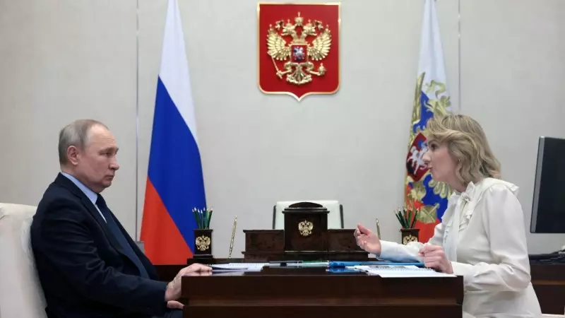 El presidente de Rusia, Vladimir Putin, conversa con Maria Lvova-Belova, comisionada presidencial para los Derechos del Niño en Rusia el 16 de febrero de 2023.