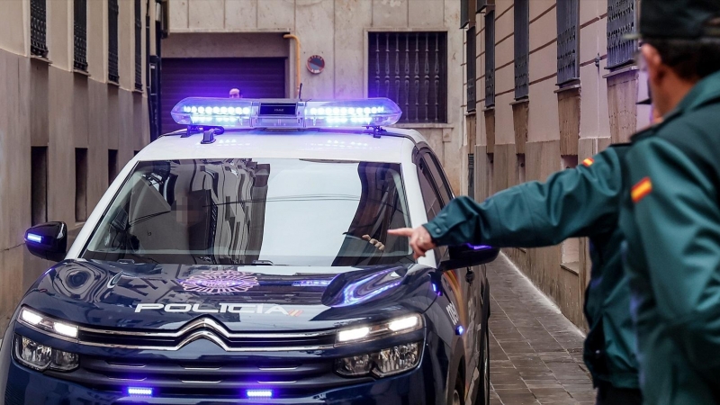 Un coche de la Policía Nacional y dos Guardias Civiles en Valencia a 21 de febrero de 2023