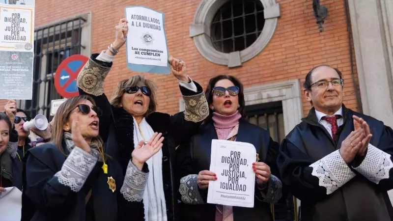 Letrados de la Administración de Justicia (LAJ) con pancartas durante una manifestación desde Callao a San Bernardo 45, a 9 de marzo de 2023, en Madrid
