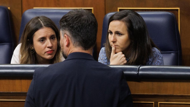 22/02/2023.- Las ministra de Igualdad, Irene Montero, y de Derechos Sociales, Ione Belarra, hablan con el portavoz de ERC en el Congreso, Gabriel Rufián durante una sesión de control al Gobierno. Eduardo Parra / Europa Press