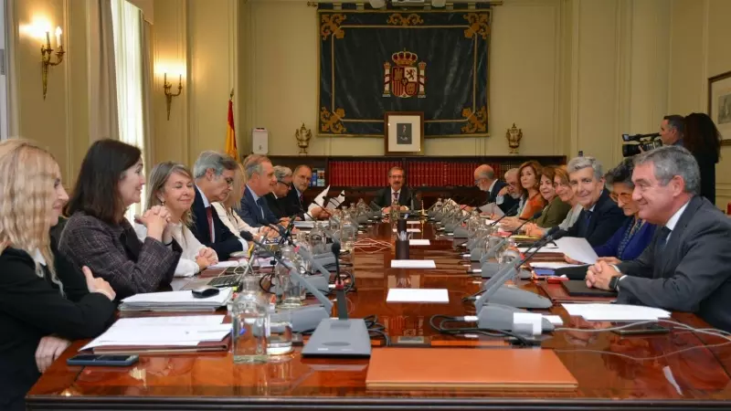 Los miembros del CGPJ. En el centro de la imagen, el presidente interino, Rafael Mozo. Al fondo a la izquierda, el vocal progresista Álvaro Cuesta y la quinta comenzando desde el fondo, la otra vocal que ha dimitido, Concepción Sáez.