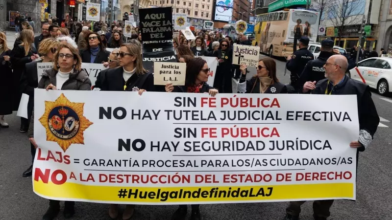 Un grupo de letrados de la Administración de Justicia (LAJ) sujetan una pancarta durante una manifestación en Madrid, a 9 de marzo de 2023.