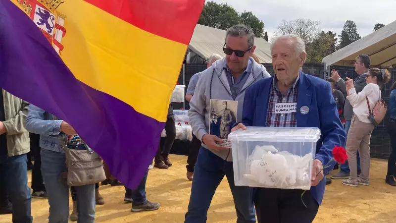 Ángel Rodríguez camina con una caja con restos de asesinados durante la represión franquista en 1936.