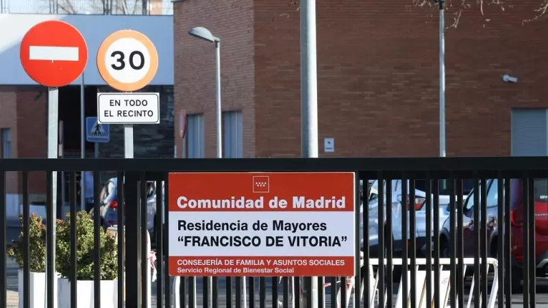 Cartel de entrada a la residencia de mayores Francisco de Vitoria, en la localidad madrileña de Alcalá de Henares. E.P./Marta Fernández