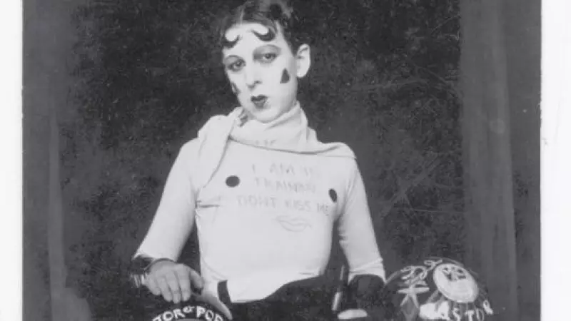 Cahun, en 1927, vestida de levantador de pesos.