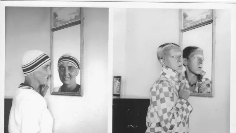 Cahun, disfrazada de arlequín en un retrato, en 1929.