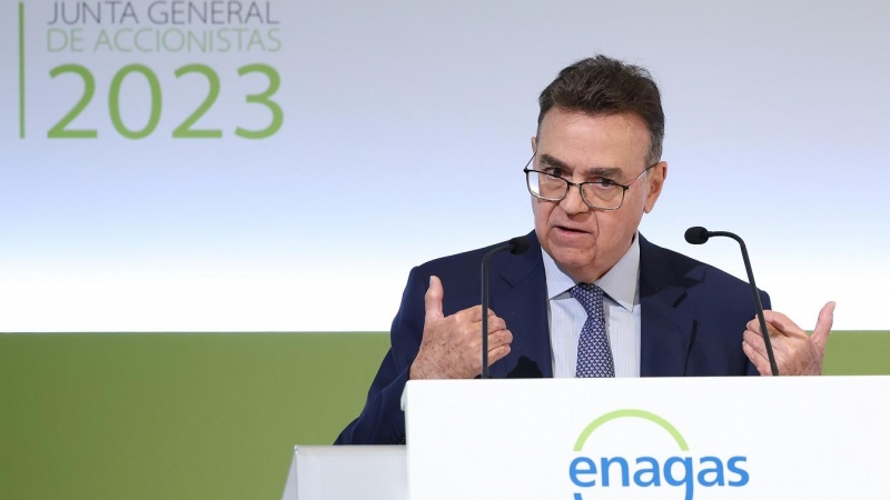 El  presidente de Enagás, Antonio Llarden (d), durante su intervención en la junta de accionistas de la compañía, en Madrid. — Marta Fernández / EUROPA PRESS