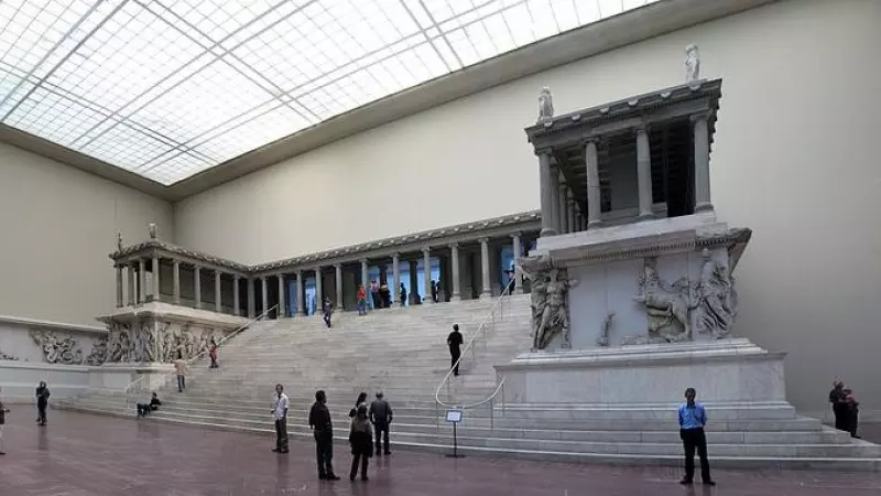 El altar de Pérgamo, situado en el museo berlinés homónimo, que cerrará sus puertas al público en 2023