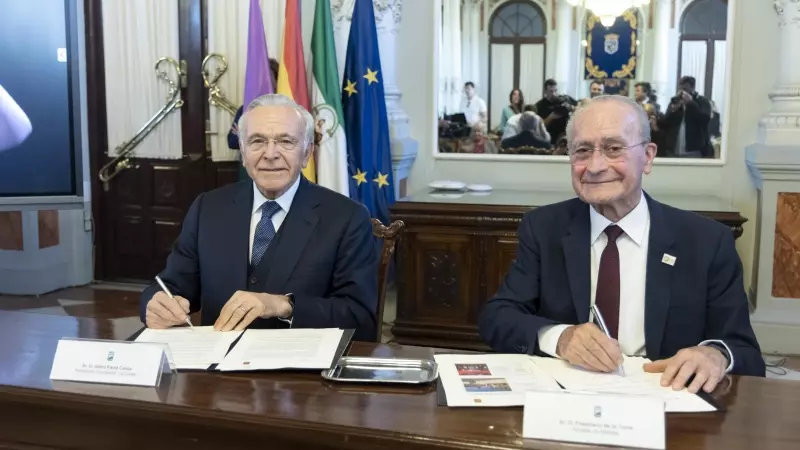 El alcalde de Málaga, Francisco de la Torre, y el presidente de la Fundación La Caixa, Isidro Fainé, firman un acuerdo para la apertura de un Caixaforum en la ciudad en 2026