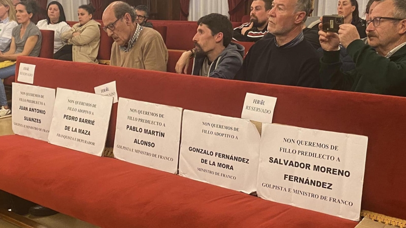31/3/23 Varias personas que fueron represaliadas durante el franquismo, en el pleno del Ayuntamiento de Ferrol el pasado jueves por la noche.