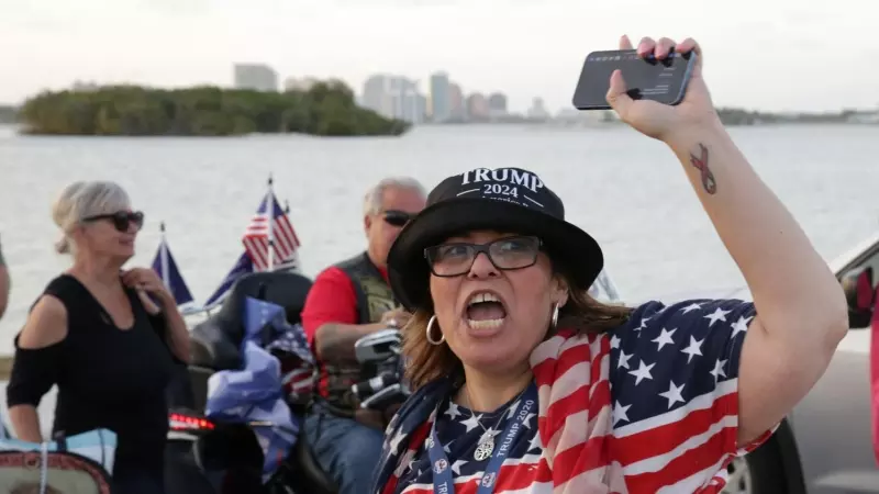 Una seguidora del expresidente estadounidense Donald Trump grita consignas hoy, durante un acto de apoyo al exmandatario, en las cercanías de Mar-a-Lago