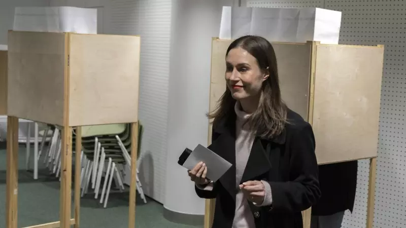 La primera ministra de Finlandia, Sanna Marin, se prepara para votar en las elecciones parlamentarias en Tampere, Finlandia, el 25 de marzo.