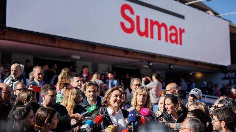 La alcaldesa de Barcelona, Ada Colau, atiende a los medios junto al presidente del grupo parlamentario de Unidas Podemos, Jaume Asens, y la líder de los Comuns en el Parlament, Jéssica Albiach, a su llegada el acto de Sumar, a 2 de abril de 2023