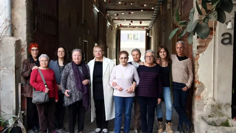 Foto de família del llibre 'Torturades' a la seu de Comanegra, amb algunes de les protagonistes.