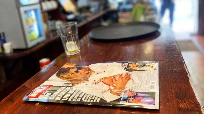Un ejemplar de la revista '¡Hola!' con la noticia de Ana Obregón, en la barra de un bar en Barcelona. REUTERS/Nacho Doce