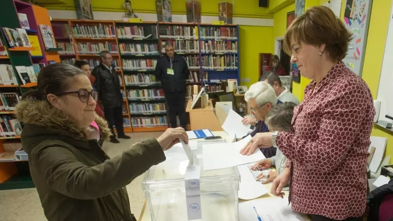 05/04/2023 Una mujer vota en las elecciones municipales de 2019 en Burela