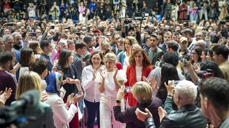 Yolanda Díaz, acompañada de Ada Colau y Mónica García