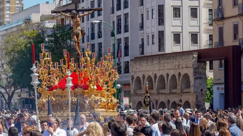 El paso del Cristo de la Sed de la Hermandad de la Sed por a Avenida Luis Montoto de Sevilla. E.P./Eduardo Briones