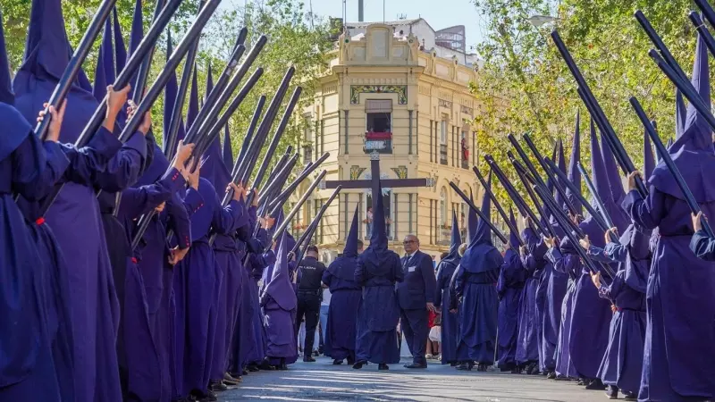 Nazarenos de la Hermandad del Baratillo saliendo de su templo, en Sevilla. E.P./Eduardo Briones