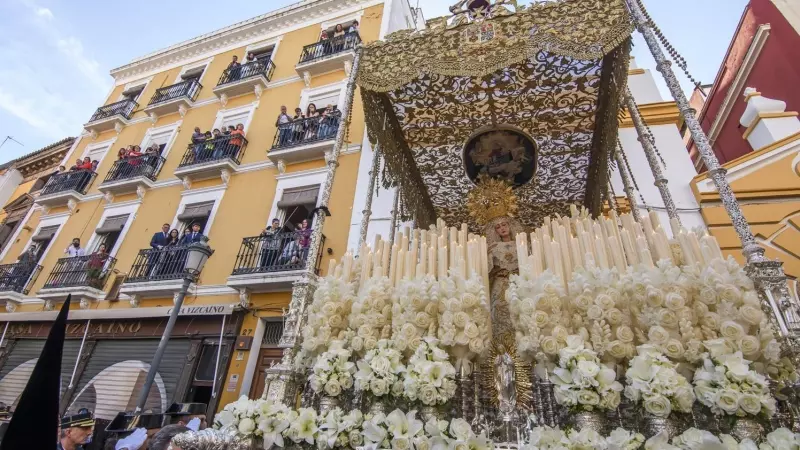 La Virgen de la Hermandad de Monte-Sión en su salida del Templo, en Sevilla. EFE/ Raúl Caro