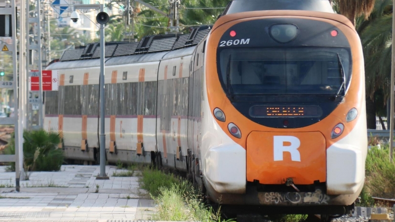 Un tren de Rodalies sortint de l'estació de Mataró en sentit Arenys