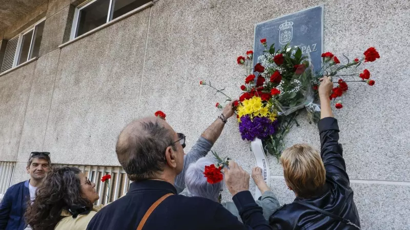 Vista de la concentración y ofrenda floral en el homenaje al cámara de Telecinco José Couso este sábado.