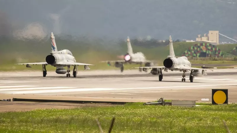 Los aviones taiwaneses, preparados tras anunciar China que realizaría maniobras militares como respuesta a la visita de la presidenta Tsai Ing-wen a EEUU