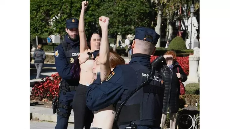 Momento en el que la Policía detiene a dos de las tres activistas de Femen, el 20 de noviembre de 2022, que protestaban contra el ensalzamiento al dictador Franco en el aniversario de su muerte, en la Plaza de Oriente de Madrid.