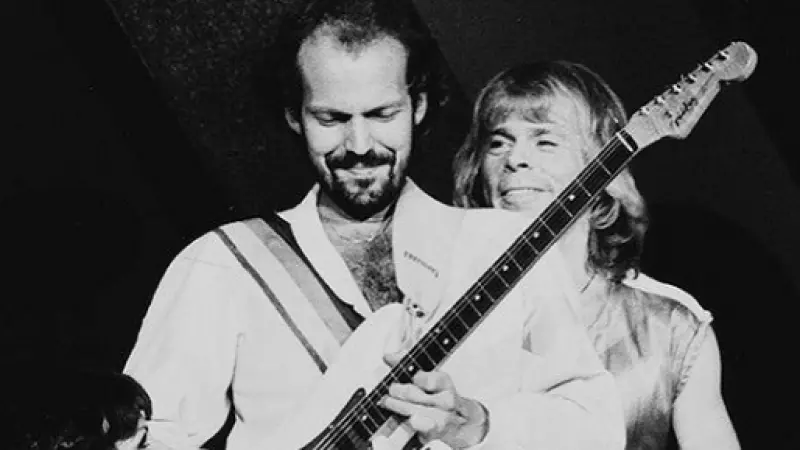 Foto de archivo del guitarrista Lasse Wellander durante un concierto con la banda sueca ABBA